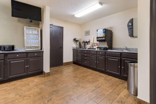 Кухня или мини-кухня в Sleep Inn Sioux Falls Airport
