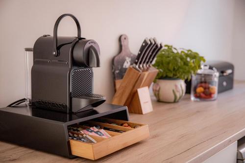 a kitchen counter with a coffee maker and a wooden box at Bonnystay Landshut Gallery im Zentrum in Landshut