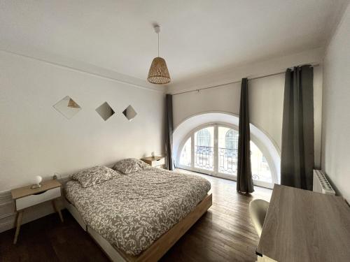 Ένα ή περισσότερα κρεβάτια σε δωμάτιο στο Colbert - Hôtel de Ville - Forum - Boulingrin