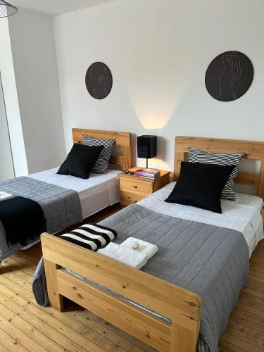 um quarto com duas camas e uma mesa de cabeceira em APHRODITE 2 Bedroom Apartment Down Town Nicosia By Platform 357 em Nicósia