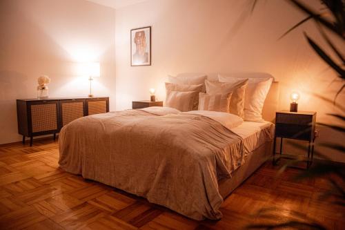 a bedroom with a large bed with two night stands at Bonnystay Landshut Gallery im Zentrum in Landshut