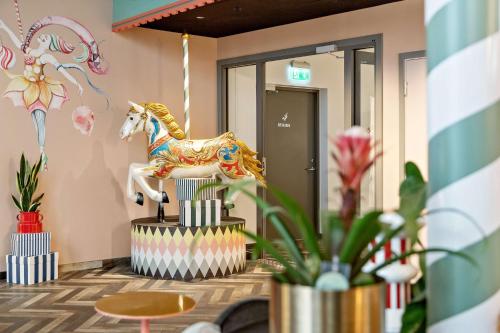 een kamer met een standbeeld van een paard aan de muur bij Best Western Plus Åby Hotel in Mölndal