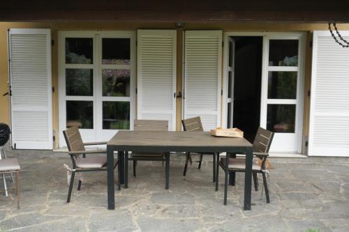 Golden Hill في Collina d'Oro: طاولة وكراسي خشبية على الفناء
