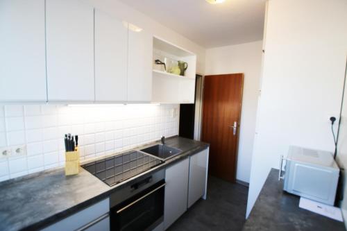 Kuchyňa alebo kuchynka v ubytovaní Mountain View 1-Bedroom Apartment-Top 1
