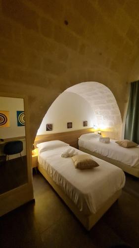 Postel nebo postele na pokoji v ubytování LITHOS ROOMs