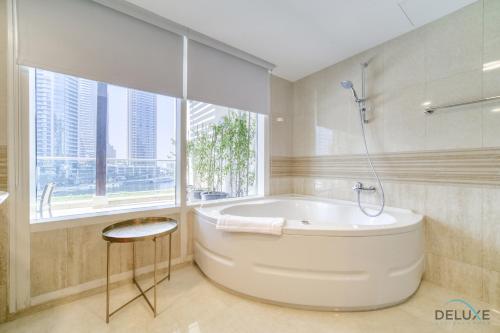 Koupelna v ubytování Distinguished 4BR Villa with 2 Assistant’s Room at Marinascape Dubai Marina by Deluxe Holiday Homes