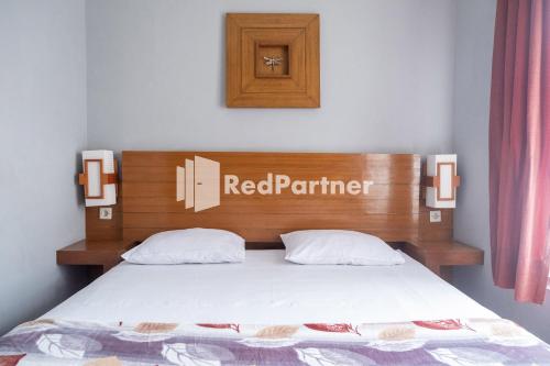Postel nebo postele na pokoji v ubytování Omah Capung near Malioboro Area Mitra RedDoorz
