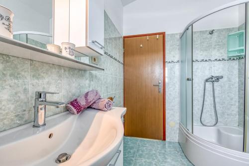 a bathroom with a tub and a shower and a sink at Casa Olivia in Kaštelir