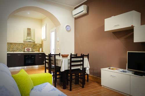 a kitchen and dining room with a table and chairs at La casa di Bice in Cassibile