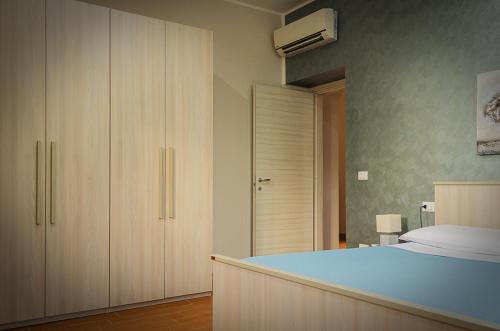 a bedroom with a large bed and a closet at La casa di Bice in Cassibile