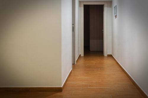 an empty hallway with white walls and a wooden floor at La casa di Bice in Cassibile