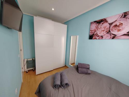 ein Schlafzimmer mit einem Bett und einem Poster aus Rosen in der Unterkunft Apartamento Manuel Becerra in Madrid