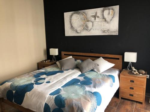 una camera da letto con un letto con fiori blu sopra di Villa Annelie a La Pared