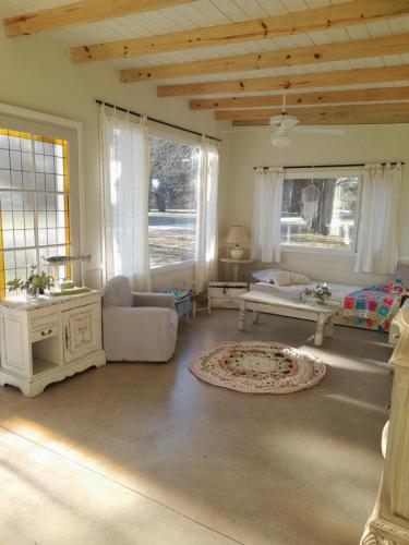 ein Wohnzimmer mit Sofa und Tisch in der Unterkunft Los pinares in Santa Clara del Mar