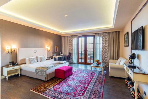Habitación de hotel con cama y sala de estar. en Sapphire Marine, en Baku