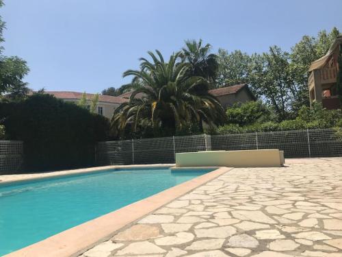 une piscine devant une maison dans l'établissement Notre villa Massada, à La Seyne-sur-Mer