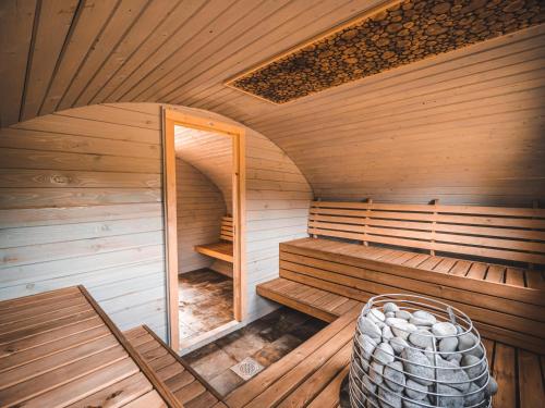 an empty sauna with a barrel in the middle at Metsaluige Turismitalu in Kabli