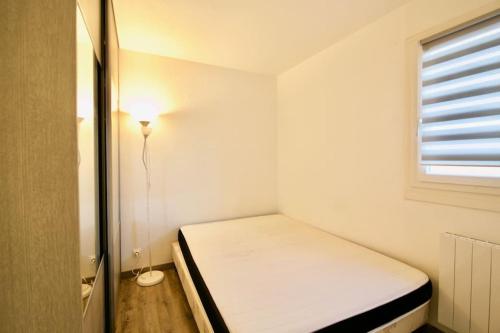 Un pat sau paturi într-o cameră la Notre villa Massada