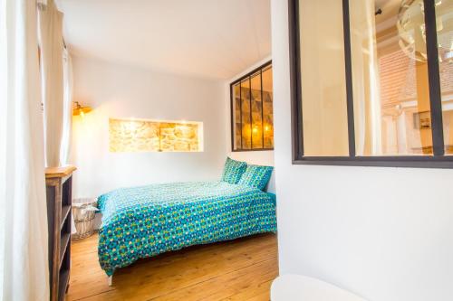 Postel nebo postele na pokoji v ubytování Sauna - Le loft des remparts - FloBNB