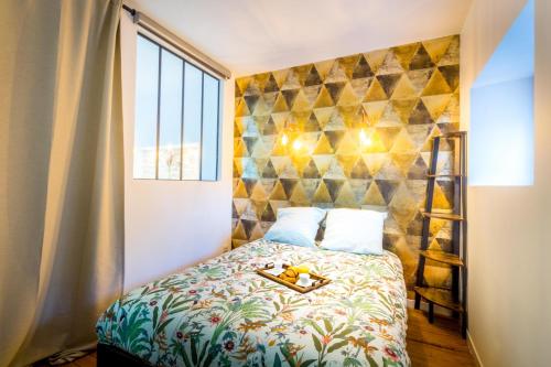 Un dormitorio con una cama y una bandeja. en Sauna - Le loft des remparts - FloBNB, en Laon