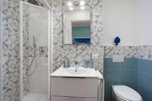 ein Bad mit einem WC, einem Waschbecken und einer Dusche in der Unterkunft Room in BB - BB Sorrento Love You room Capri in Sorrent