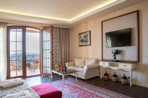 sala de estar con sofá y TV en Sapphire Marine, en Baku