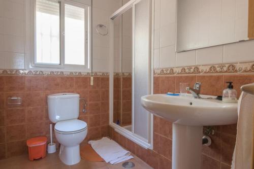 uma casa de banho com um WC e um lavatório em House with Private Pool (Herrera) em Arenas