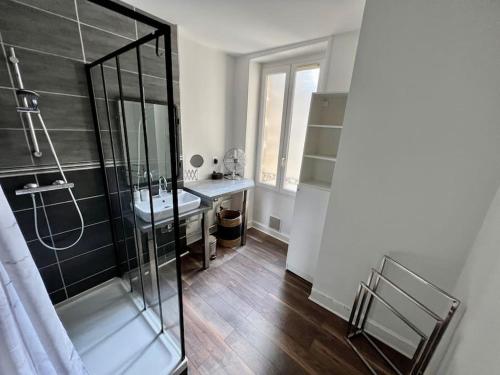 een badkamer met een douche, een wastafel en een spiegel bij Casa Gambetta #15 - Sublime T2 Moderne & Design - Brive Coeur de Ville in Brive-la-Gaillarde