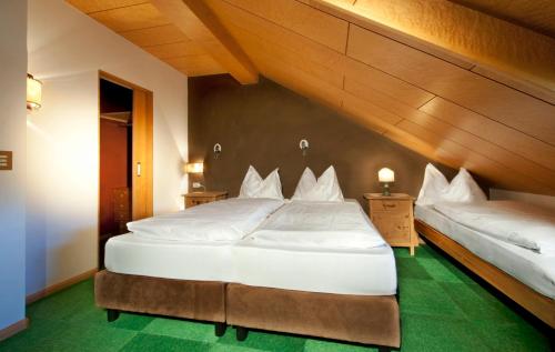 1 dormitorio con 2 camas en una habitación en Residence Adler en Villabassa