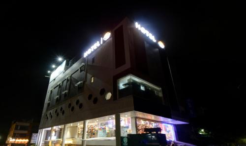 ein Gebäude mit Lichtern in der Nacht in der Unterkunft Treebo Trend Z in Bhīlwāra