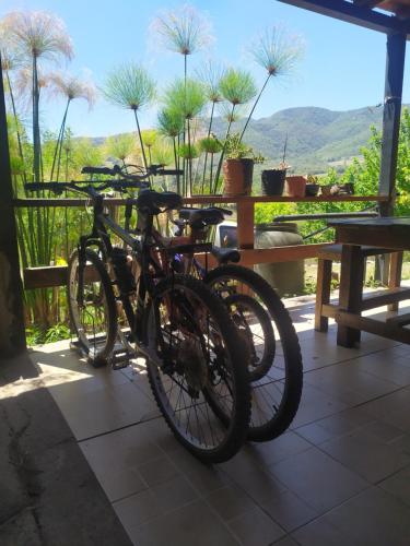 Un par de bicicletas estacionadas junto a una mesa. en Aguaribay cabañas en San Javier