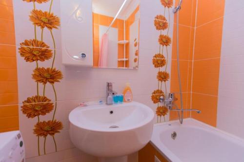 a bathroom with a sink and a toilet and a tub at Warm apartment in Affligem