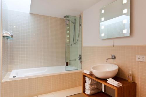 A bathroom at TWOFOURTWO Boutique Apartments