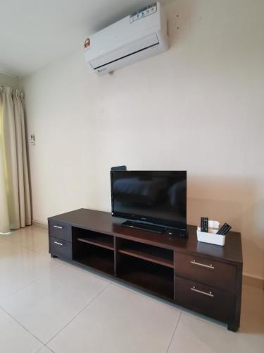 Televisyen dan/atau pusat hiburan di Spacious & Homey Apartment at Marina Island by JoMy Homestay