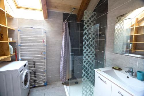 Kúpeľňa v ubytovaní Appartement charmant à Saint-Côme-d'Olt - 80 m² avec balconc