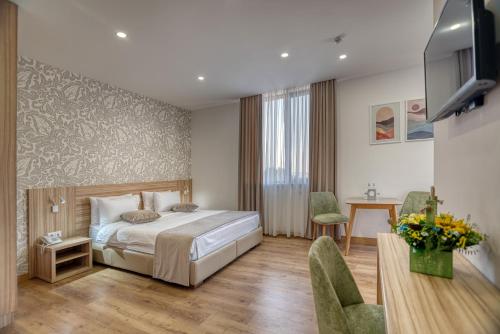 Postel nebo postele na pokoji v ubytování Orbeli Hotel Yerevan