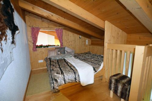 a bedroom in a log cabin with a bed at Ferienappartement Rettenschöss in Rettenschöss