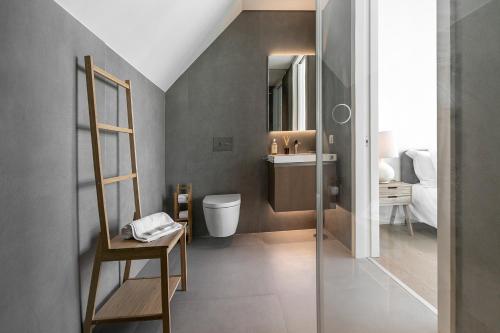 y baño con aseo y lavamanos. en Prata Riverside Apartment en Lisboa