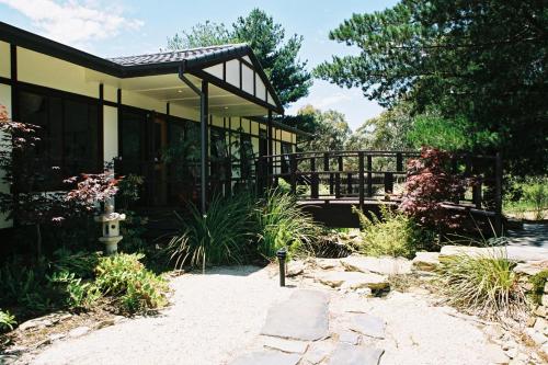 赫本溫泉的住宿－日本靜香鄉村旅館Spa&健康勝地，前面有消防栓的房子