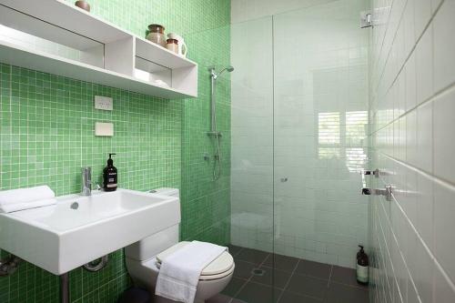 een badkamer met een wastafel, een toilet en een douche bij Bondi Beach Loft by Sydney Dreams in Sydney