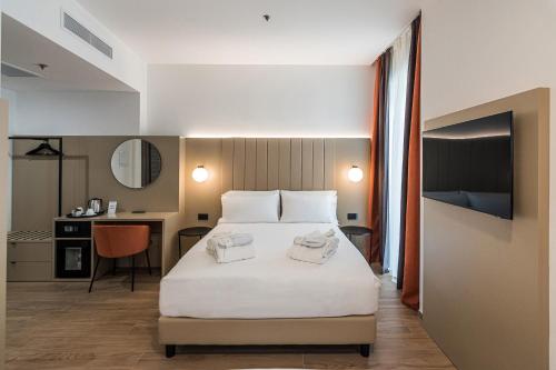 Habitación de hotel con cama y escritorio en BB Hotels Smarthotel Duomo, en Milán