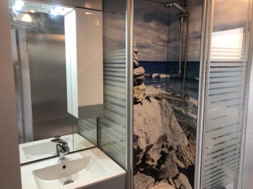 a bathroom with a sink and a shower at Ferienhaus Zeulenrodaer Meer in Stelzendorf