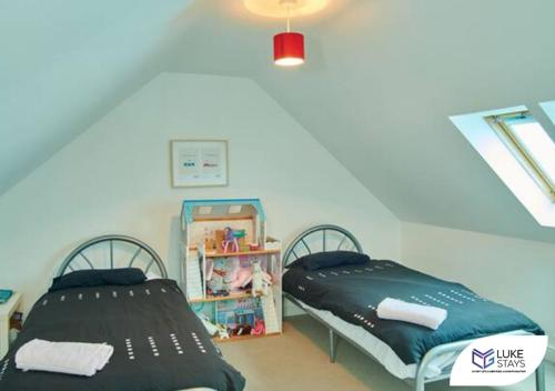 2 łóżka w pokoju na poddaszu w obiekcie Luke Stays - The Green w mieście West Cornforth