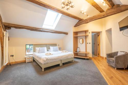 um quarto com uma cama grande e uma janela em The Hophouse em Hereford