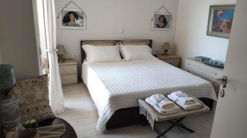 Una cama o camas en una habitación de Villa with Aegean views