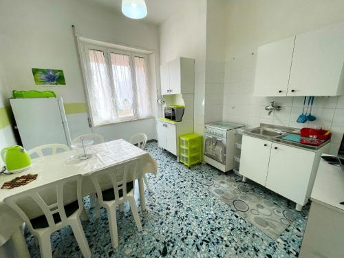Kuchyň nebo kuchyňský kout v ubytování Scauri Holiday