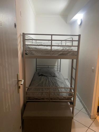 Ce lit superposé se trouve dans une petite chambre dotée d'une porte. dans l'établissement Appartement Cap d'Agde, au Cap d'Agde