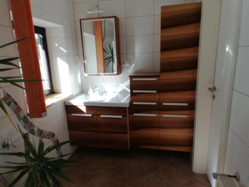 Een badkamer bij Ferienwohnung Falkennest