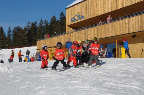 a group of children standing in the snow in front of a building at Haus Matt in Laterns