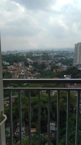 een uitzicht op de stad vanaf de top van een gebouw bij Galeri Ciumbuleuit Apartment 3 by Gezonder in Bandung